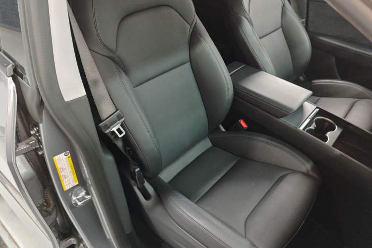 Used Tesla Model Y 2025 Long-Range All-Wheel-Drive Version
