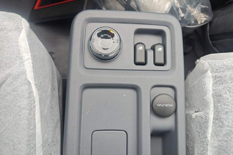 Used Wuling Yangguang 2024 300KM Comfort Version Passenger Van 75kW
