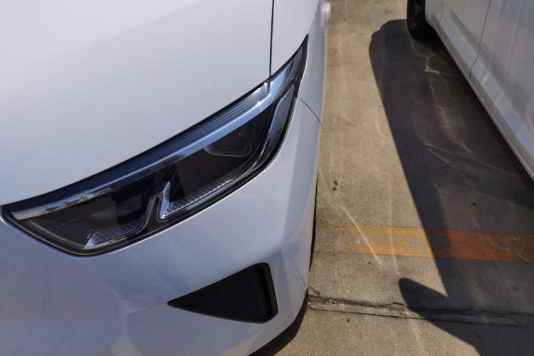 Used Wuling Yangguang 2024 300KM Comfort Version Passenger Van 75kW