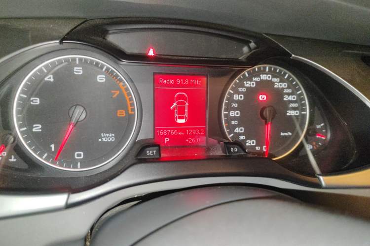 Used Audi A4L 2012 2.0 TFSI automatic standard version Odometer Close Up