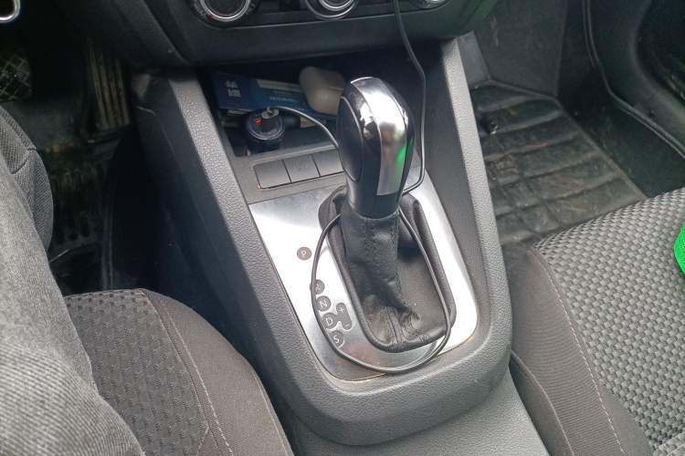 Used Volkswagen Sagitar 2012 1.6L Automatic Fashion Edition Gear Lever