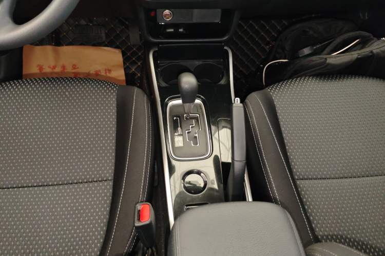 Used Mitsubishi Outlander 2018 2.0L Two-Wheel Drive Fashion Edition 5 Seats Gear Lever