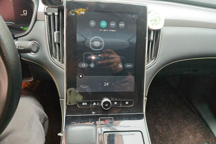 Used Roewe i6 MAX New Energy 2021 EV 500 Skyroof Flagship Edition Audio And AC Panel