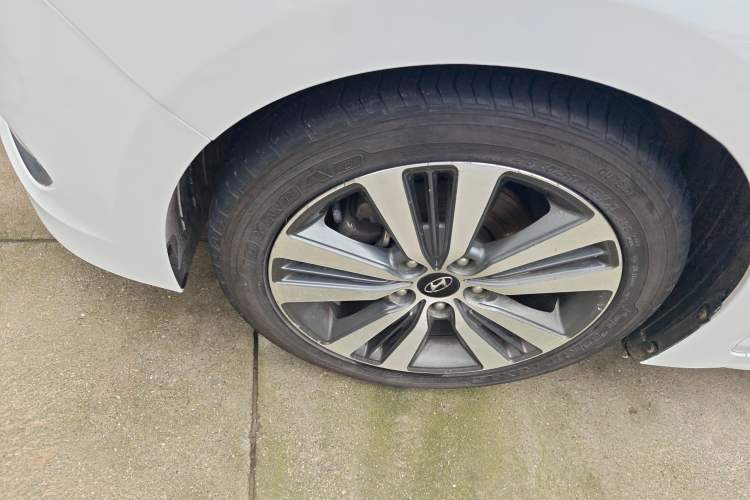 Used Hyundai Mistra 2016 1.8L Automatic Smart GLS Left Front Wheel Hub