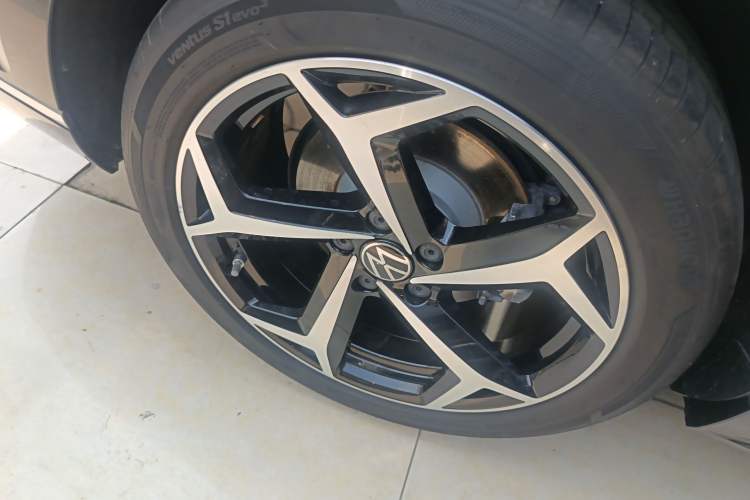 Used Volkswagen Magotan 2025 Revised Version Zhongxiang Edition 330TSI DSG Luxury Trim Exterior 5