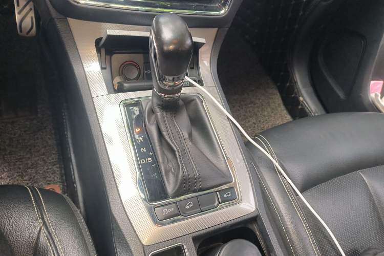 Used Roewe RX5 2018 20T Two-Wheel Drive Automatic Internet Smart Edition