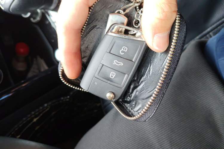 Used Volkswagen T-ROC 2019 280TSI DSG Four-Wheel Drive Luxury Version China V Standard Vehicle Key