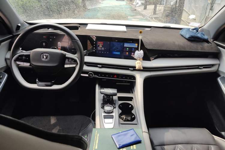 Used CHANGAN CS75 PLUS 2023 3rd Generation 1.5T Automatic Pilot Model Center Console