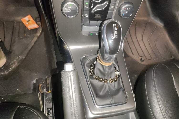 Used Volvo V40 2015 1.6T Zhiyi Edition Gear Lever