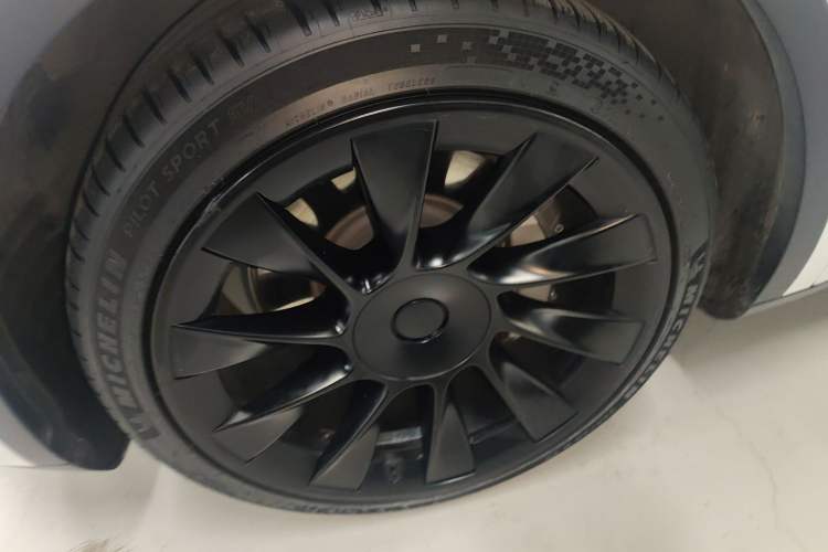 Used Tesla Model Y 2024 Long-Range All-Wheel-Drive Version
