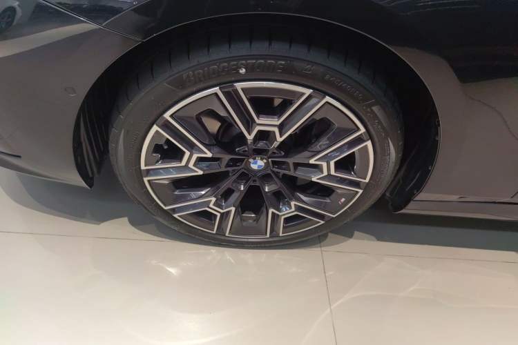 Used BMW 5 Series 2025 530Li Luxury Edition M Sport Package Left Front Wheel Hub