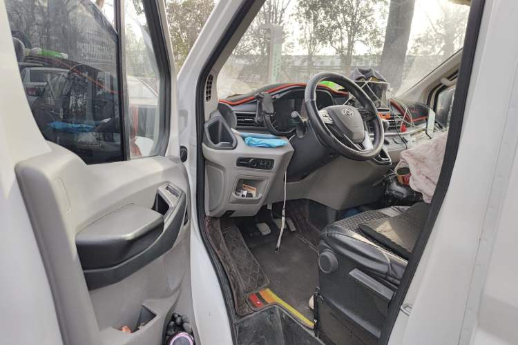 Used SAIC MAXUS Xintu V90 2024 Zhiyun 2.0T Manual Rear-Drive Extended-Wheelbase High-Roof Model with Dual Rear Tires and 3 Seats