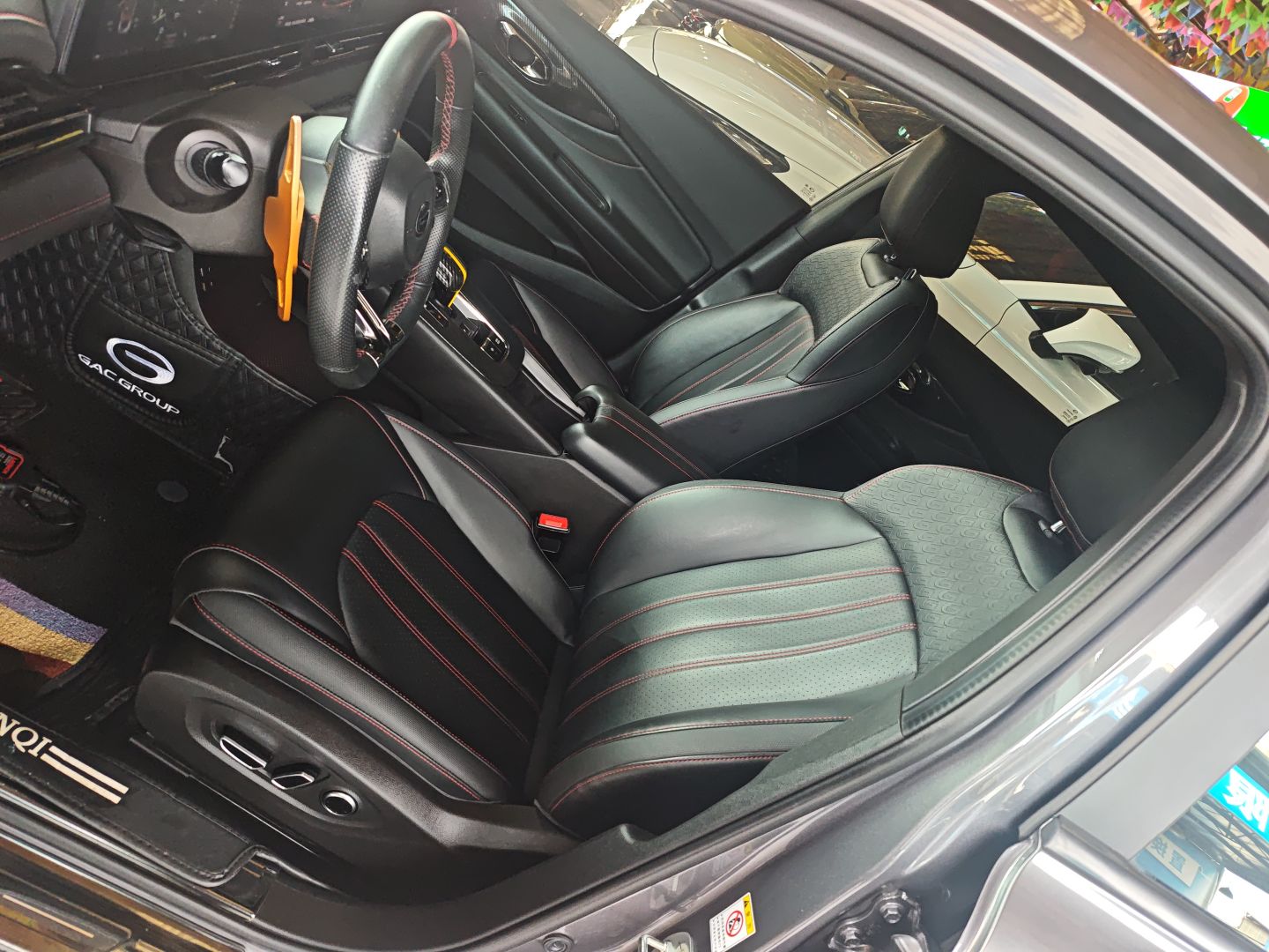 Переднее сиденье в автомобиле