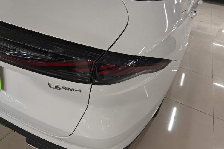 Used Geely Galaxy L6 2025 EM-i 140km Long-Range Version
