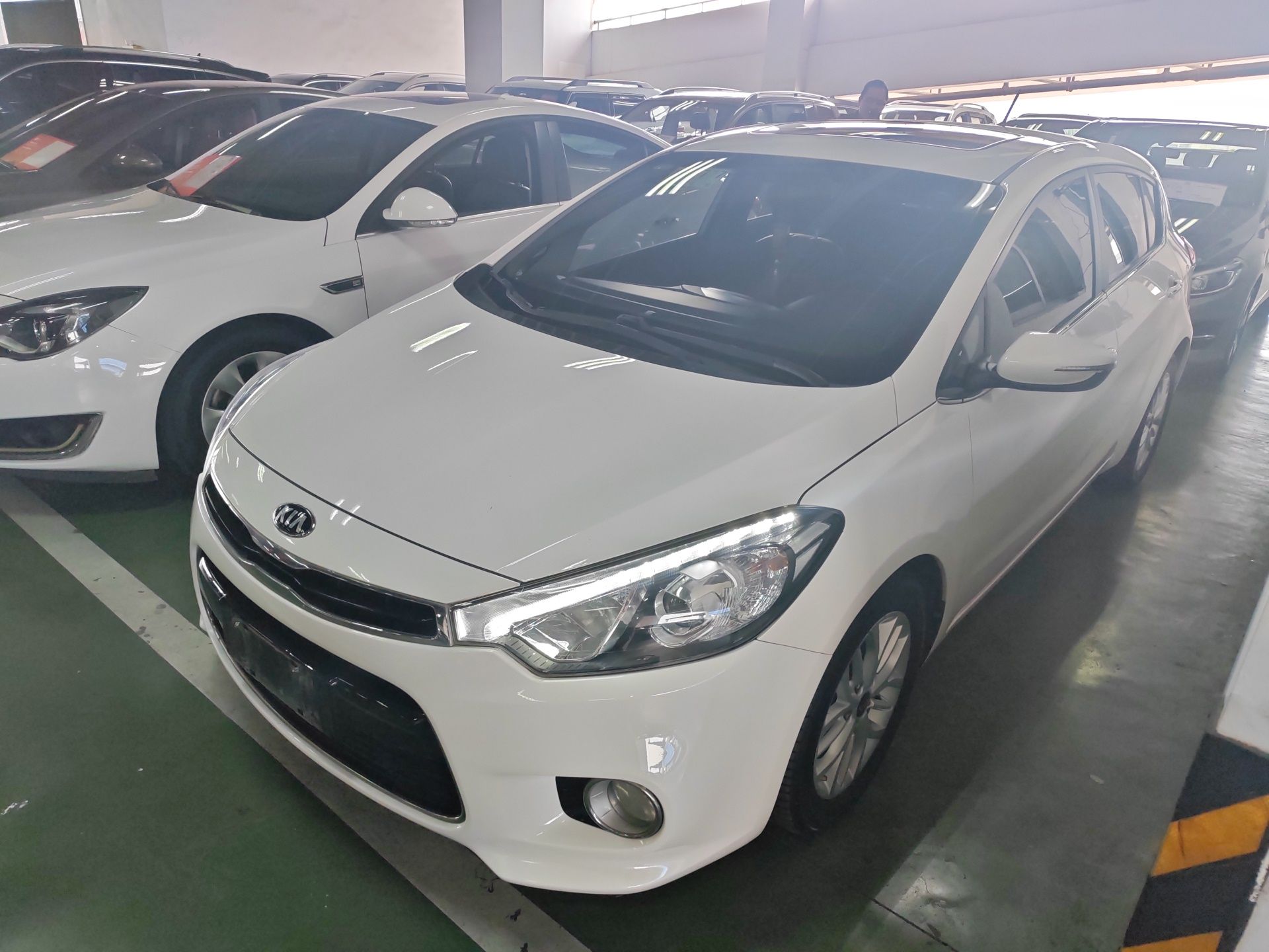 Под передней частью автомобиля