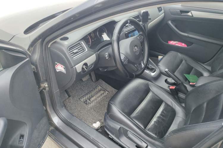 Used Volkswagen Sagitar 2012 1.4TSI Automatic Luxury Edition Driver Seat