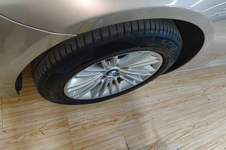 Used BMW 5 Series 2014 525Li Leading Model
