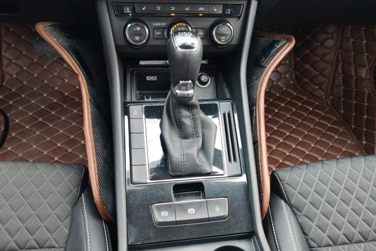 Used Skoda Superb 2016 TSI280 DSG Innovation Edition Gear Lever