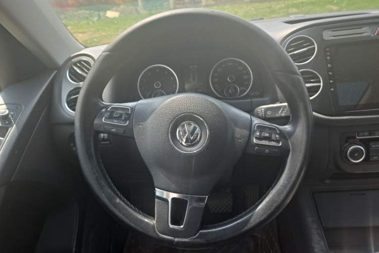Used Volkswagen Tiguan 2010 2.0 TSI Automatic All-Wheel-Drive Elite Edition Steering Wheel
