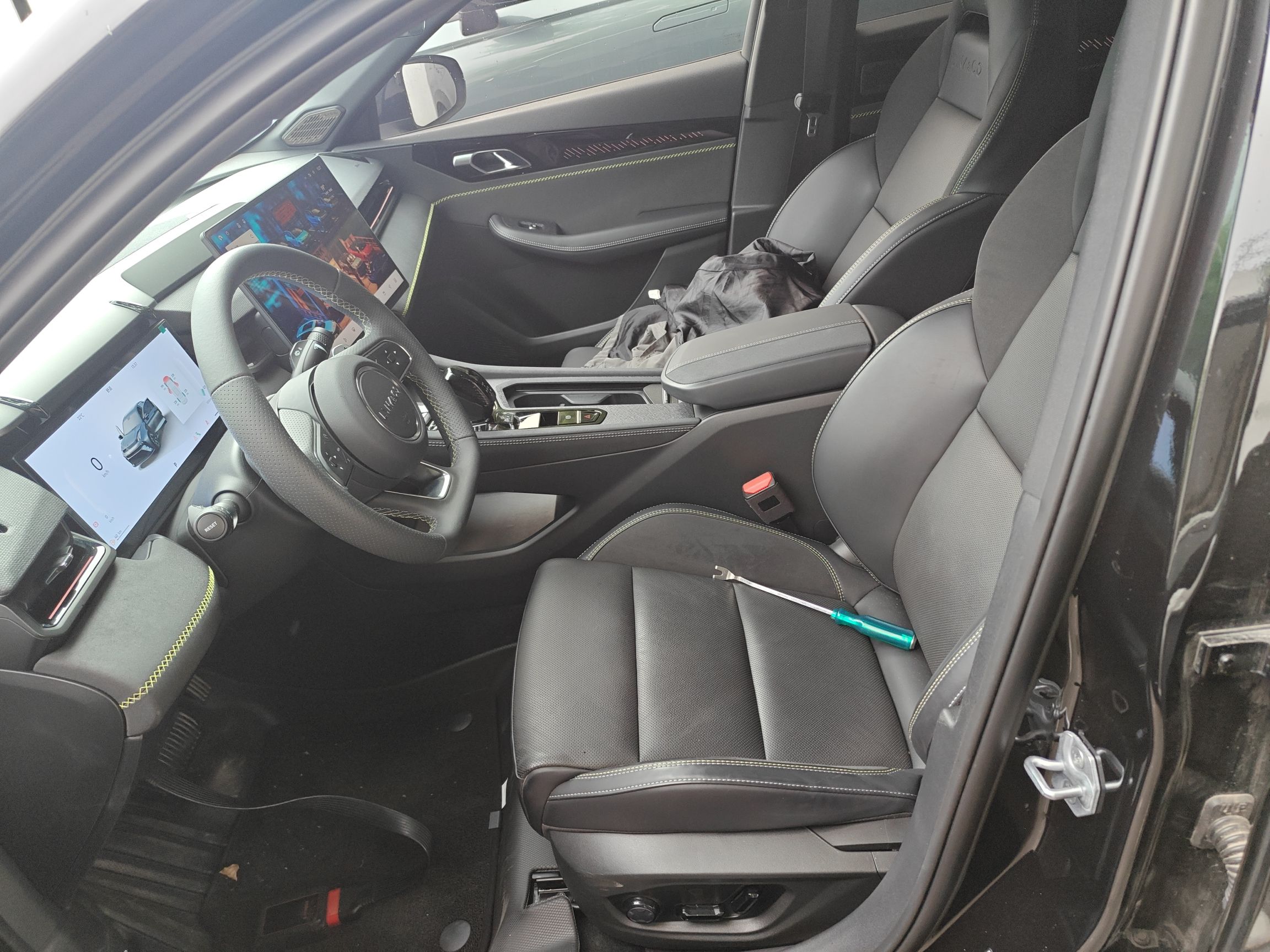 المقاعد الأمامية داخل السيارة