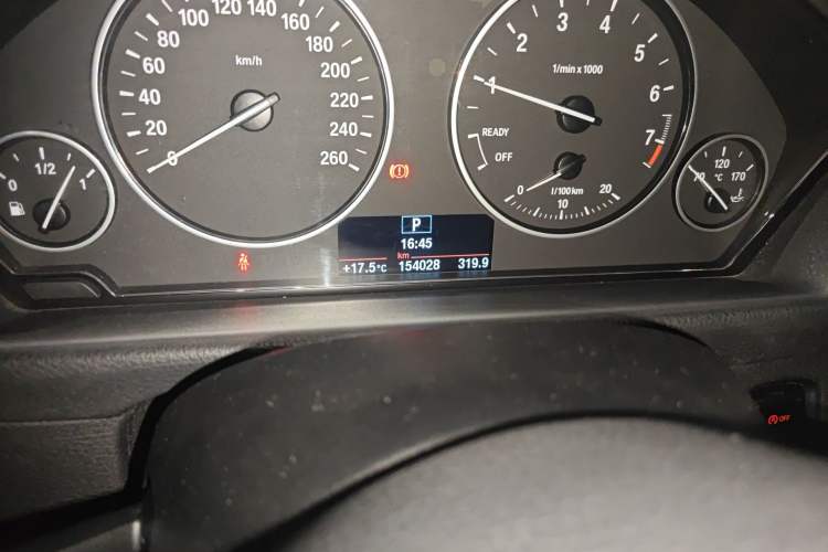 Used BMW 3 Series 2013 320i Sport Edition Odometer Close Up