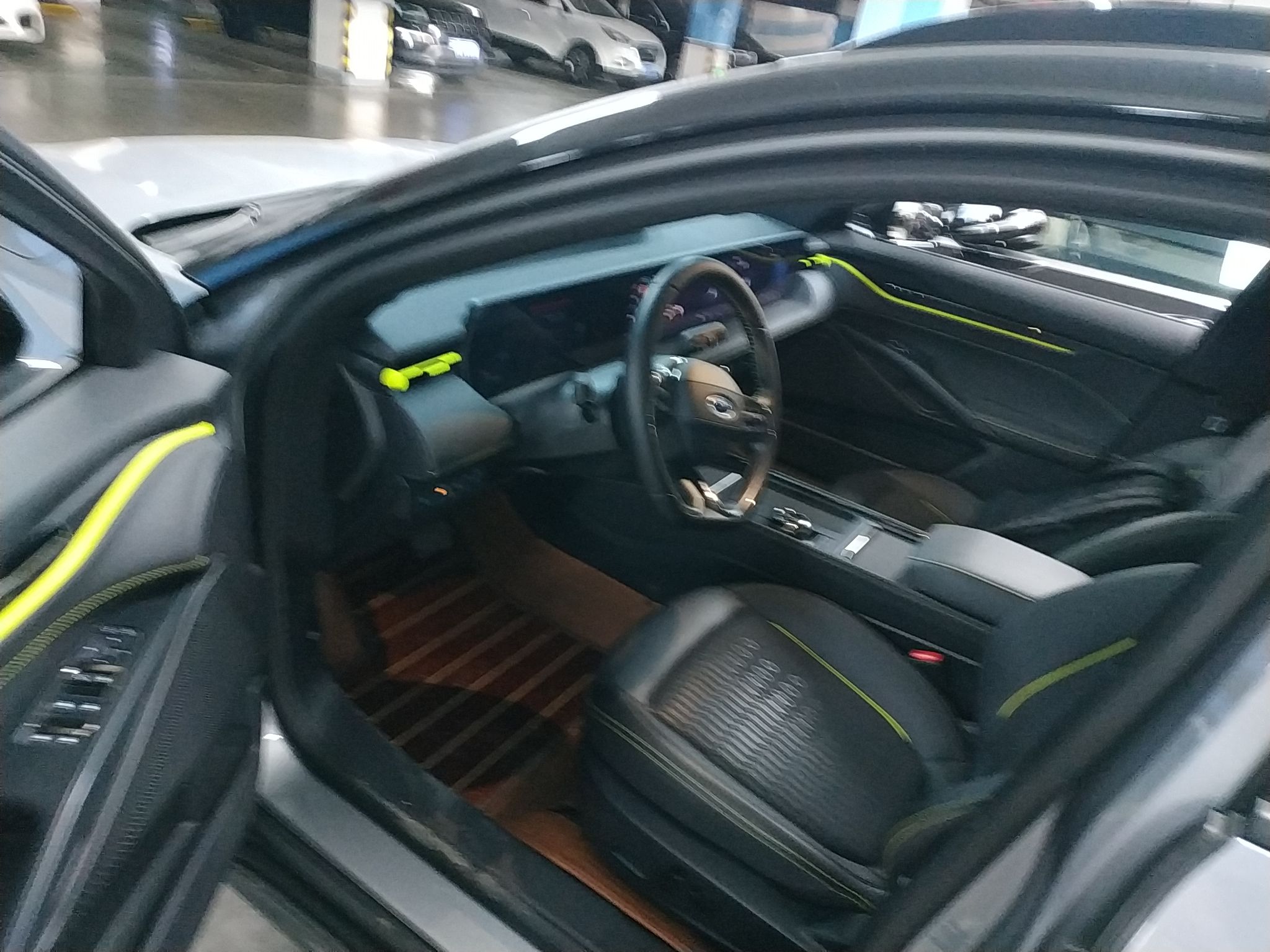 المقاعد الأمامية داخل السيارة