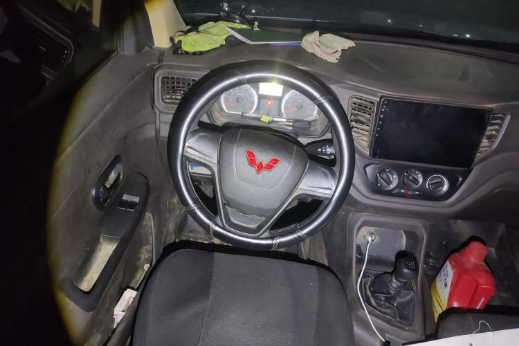 Used Wuling Hongguang V 2022 1.5L Jingqu Edition Enclosed-Window Vehicle with Hydraulic Power Steering LAR Steering Wheel