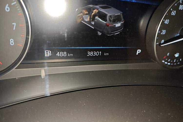 Used Buick GL8 2023 Land Executive Class Smart Enjoyment Model Odometer Close Up