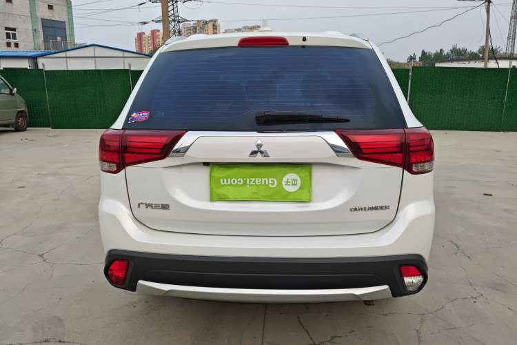 Used Mitsubishi Outlander 2018 2.0L Two-Wheel Drive Glory Edition 5 Seats Rear