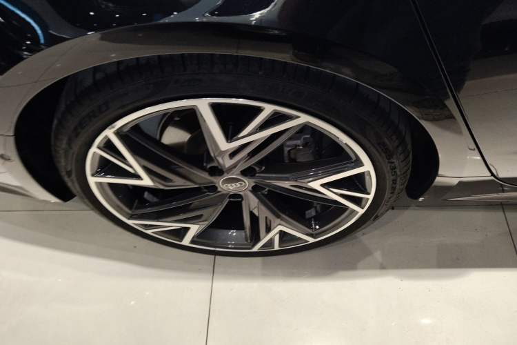 Used Audi A7L 2023 45 TFSI quattro S-line Black Warrior Edition Right Rear Wheel Hub