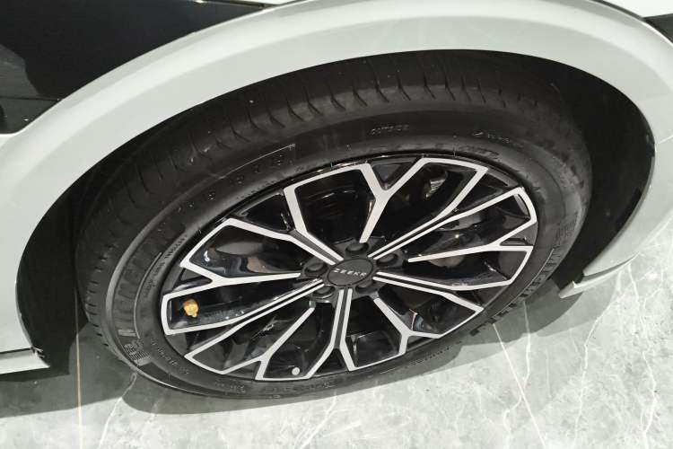 Used Zeekr 007GT 2025 Rear-Drive Intelligent Driving Version 75 kWh Right Rear Wheel Hub