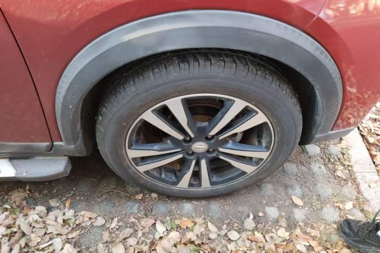 Used Nissan Kicks 2017 1.5L CVT Smart Drive Edition Right Front Wheel Hub