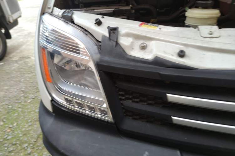 Used SAIC MAXUS Xintu V80 2019 2.5T Classic Edition 6-Speed Manual – Aoyuntong Modified Version Short Wheelbase Mid-Height Roof 5/6 Seats Right Front Headlight