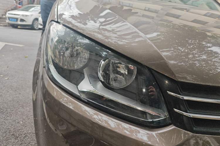 Used Volkswagen Touran 2013 1.4T DSG Comfort Edition 5-Seater Right Front Headlight