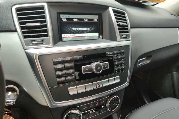 Used Mercedes-Benz M-Class 2015 ML 320 4MATIC Audio And AC Panel