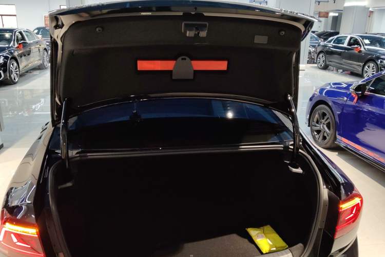 Used Volkswagen Magotan 2026 30 Million Vehicles Selected Model 380TSI DSG Luxury Edition Trunk