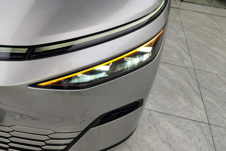 Used XPeng X9 2024 702 Ultra-Long Range Max
