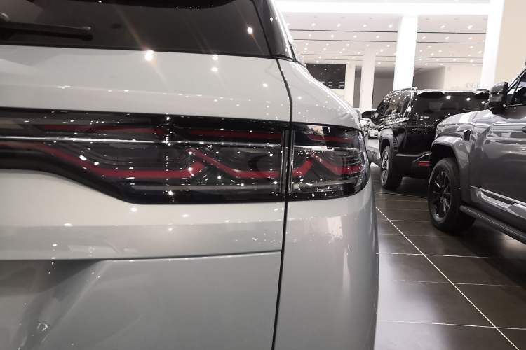 Used BYD Song L DM-i 2025 Intelligent Driving Version 160 km Beyond-Range Type Right Rear Taillight