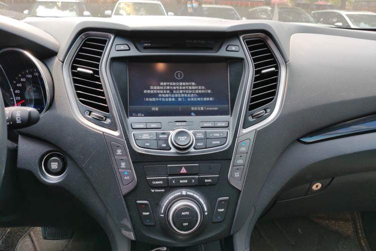 Used Hyundai Santa Fe Classic 2013 3.0L 4x4 Luxury Edition 7 Seats Euro V Audio And AC Panel