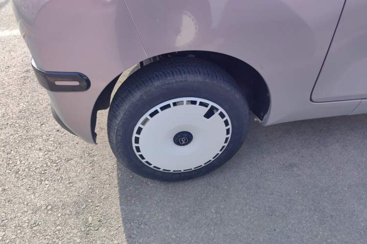 Used Chery QQ Ice Cream 2024 Youth Edition 205km Milkshake Right Rear Wheel Hub