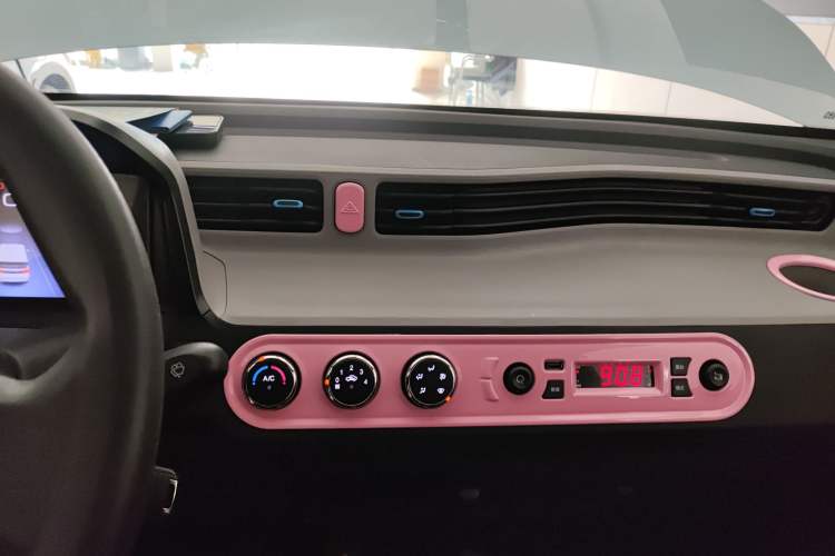 Used Wuling Hongguang MINIEV 2020 Freedom Version Lithium Iron Phosphate Audio And AC Panel