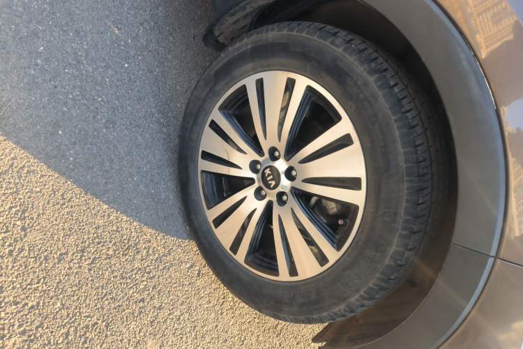 Used Kia Sportage R 2015 2.0L Automatic Two-Wheel Drive DLX Model Right Front Wheel Hub