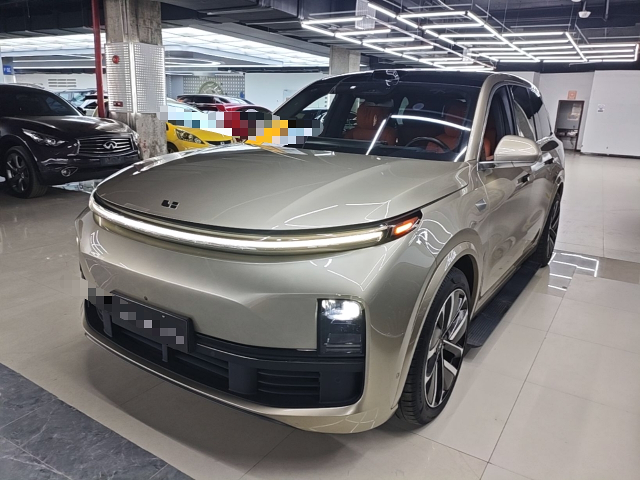 Под передней частью автомобиля