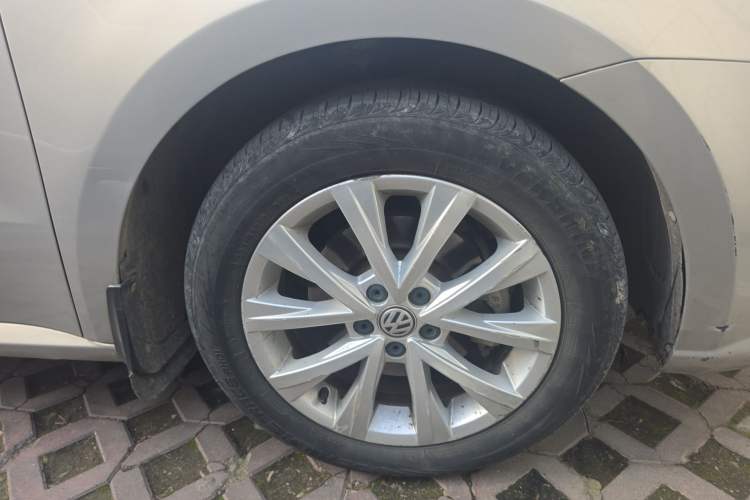 Used Volkswagen Lavida 2017 1.6L Automatic Comfort Edition Right Front Wheel Hub