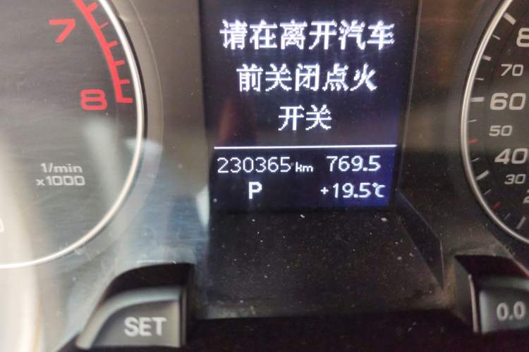 Used Audi A4L 2013 35 TFSI Automatic Standard Model Odometer Close Up