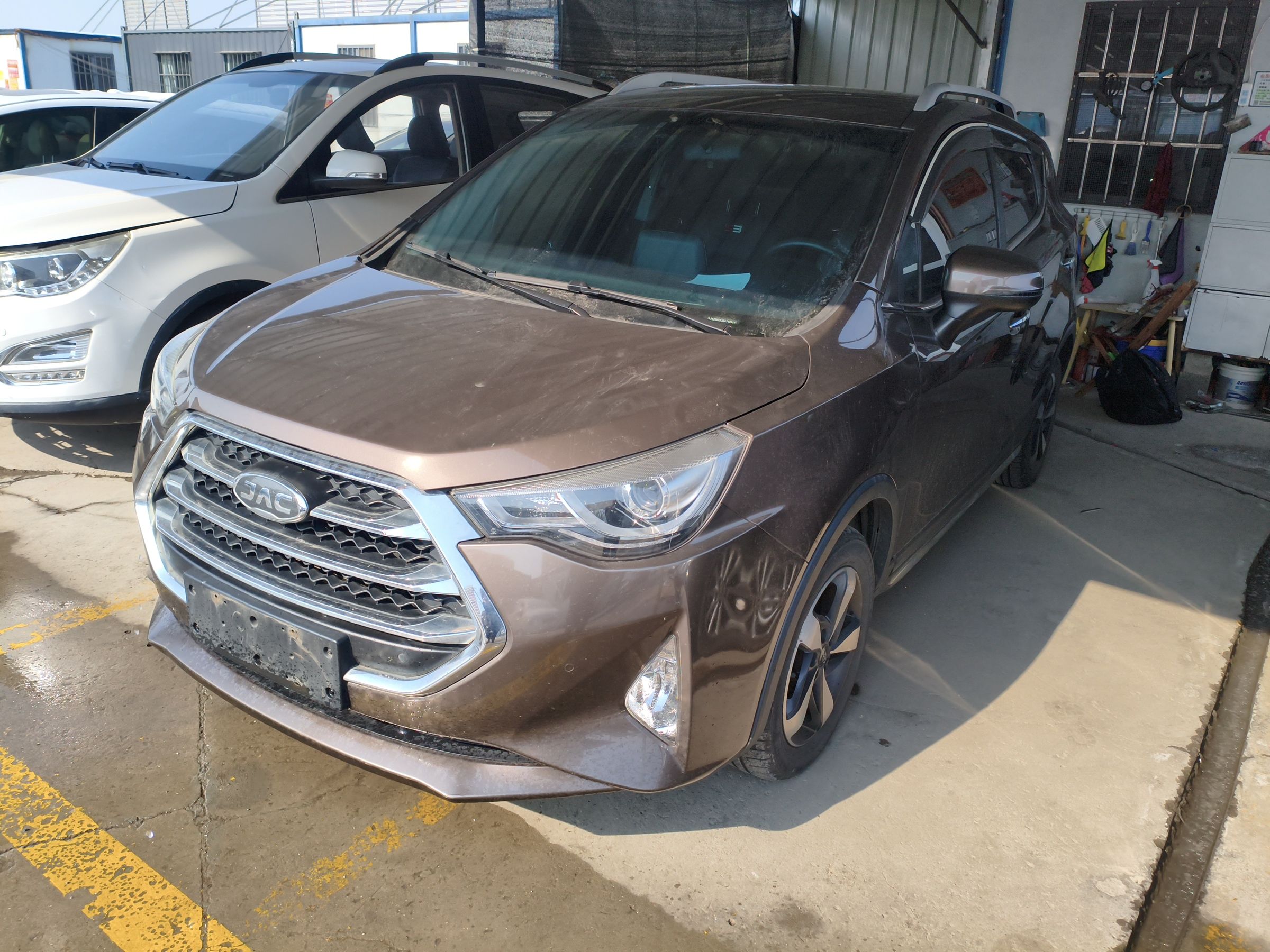 Под передней частью автомобиля