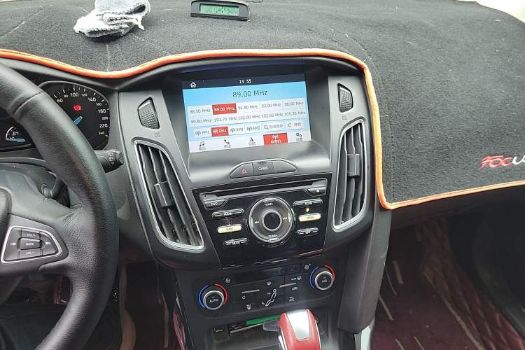 Used Ford Focus 2017 Hatchback 1.6L Automatic Fashion Edition Smart Drive Version Audio And AC Panel