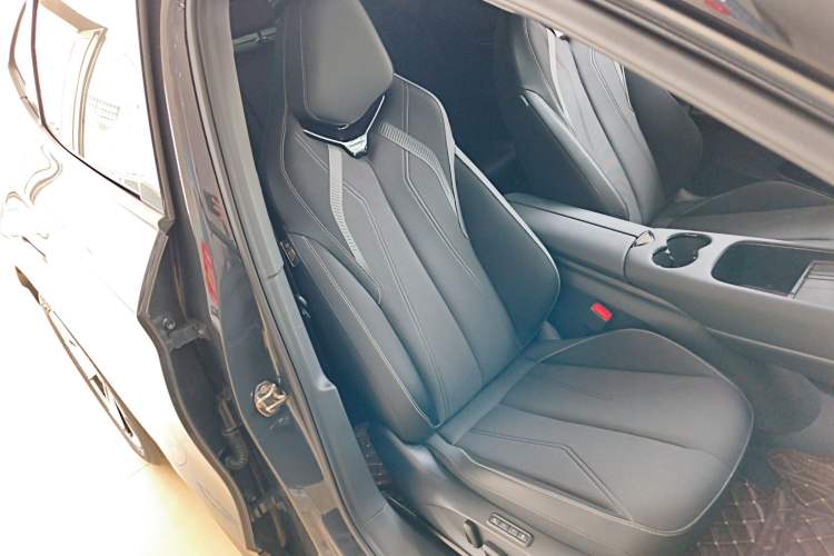 Used Volkswagen ID.UNYX 2024 Pro Long-Range Version Right Front Seat