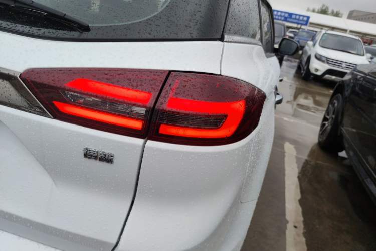 Used Geely Auto Emgrand X7 Sport 2020 1.8TD DCT Two-Wheel Drive Smart Connect 4G-Enabled Version Right Rear Taillight