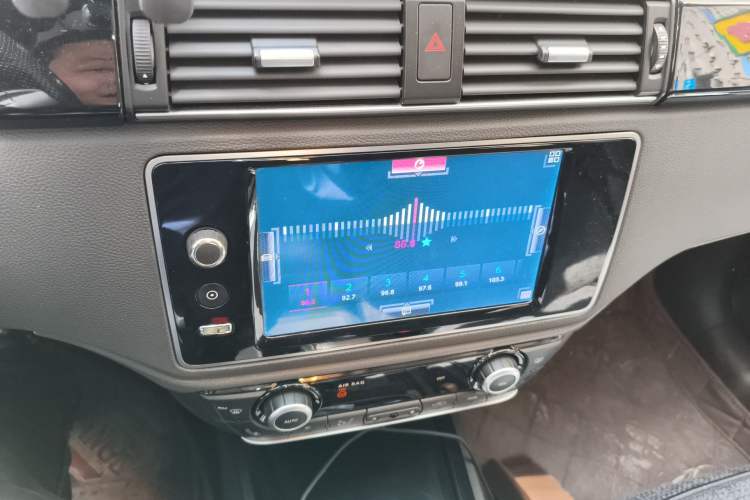 Used Qoros 3 2015 Sedan 1.6T Automatic ZhiZhen Enhanced Model Audio And AC Panel